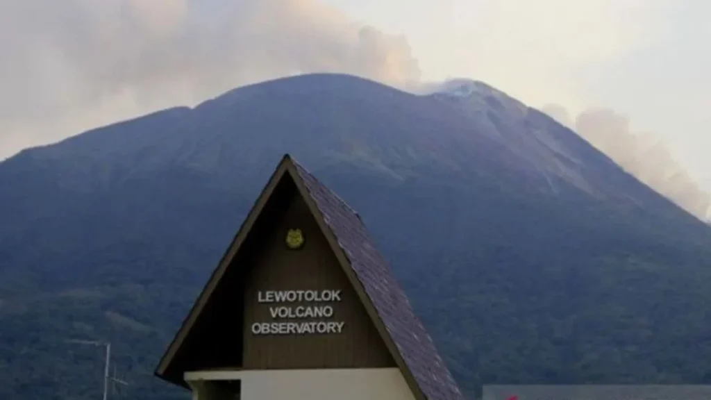 Aktivitas Vulkanik Gunung Ile Lewotolok Meningkat: Frekuensi Erupsi dan Dentuman Bertambah