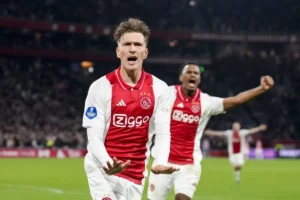 Awal Musim Baru Ajax: Pertandingan Persahabatan Diwarnai Kembang Api, Debut Pelatih Míchel, dan Rencana Pinjaman Ter Stegen