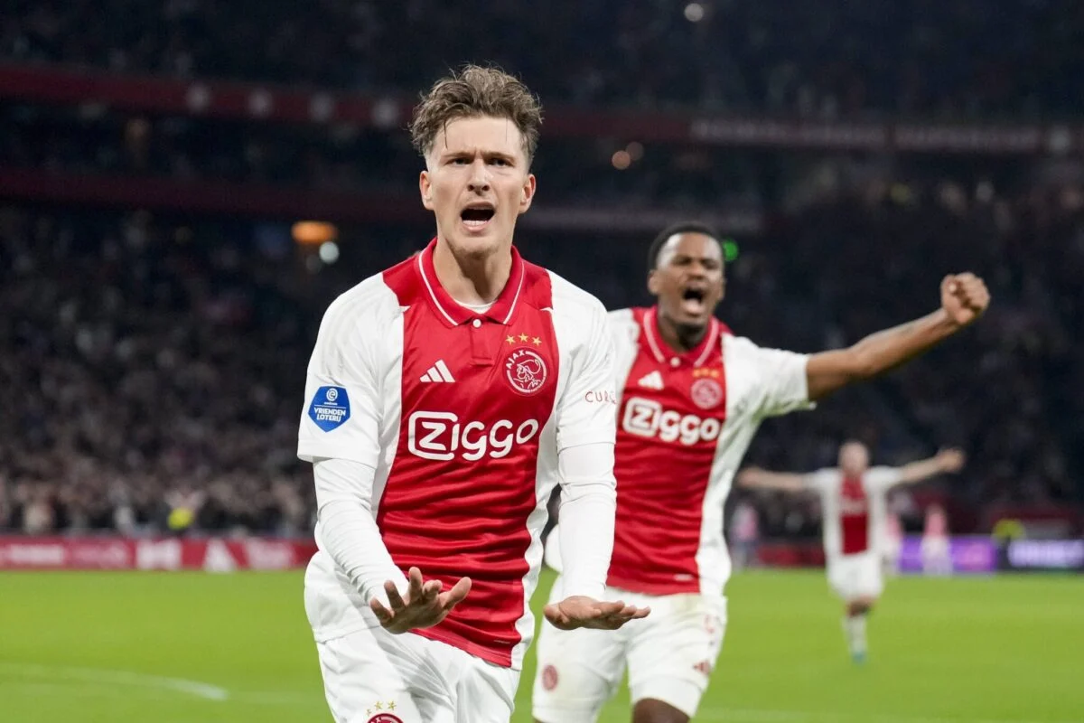 Awal Musim Baru Ajax: Pertandingan Persahabatan Diwarnai Kembang Api, Debut Pelatih Míchel, dan Rencana Pinjaman Ter Stegen