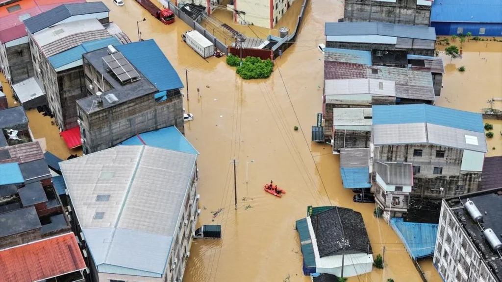 Banjir Bandang di China Selatan: Penampakan Kota Tenggelam, Warga Dievakuasi Pakai Perahu