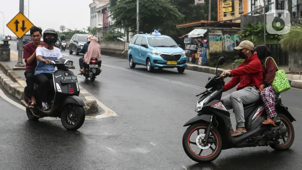 Beragam Insiden Warnai Lalu Lintas Karawang Terkini: Dari Pemotor Nyasar di Tol hingga Tabrak Lari dan Penutupan Perlintasan Liar