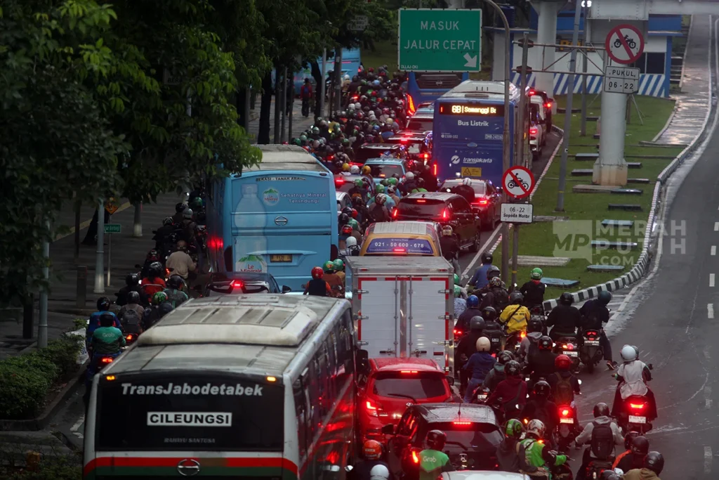 Berita Lalu Lintas Depok: Kecelakaan Maut, Usulan Rute Transjabodetabek, dan Kemacetan Tol Cikampek