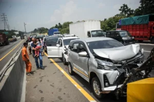 Berita Lalu Lintas Jakarta Barat: Kecelakaan Beruntun di Tol Cikampek dan Progres Flyover Latumenten