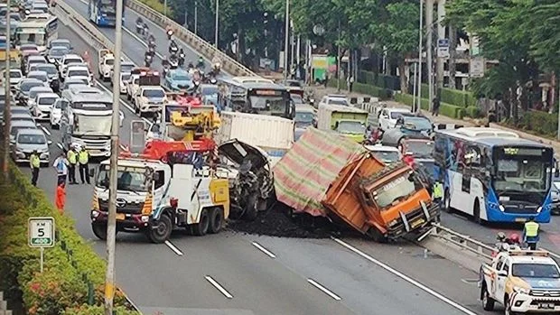 Berita Lalu Lintas Nagrek: Rentetan Kecelakaan Truk dan Bus di Berbagai Daerah