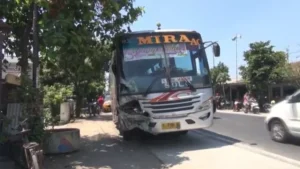 Bus Mira Tabrak Innova di Balongbendo, Satu Tewas dan Lalu Lintas Macet