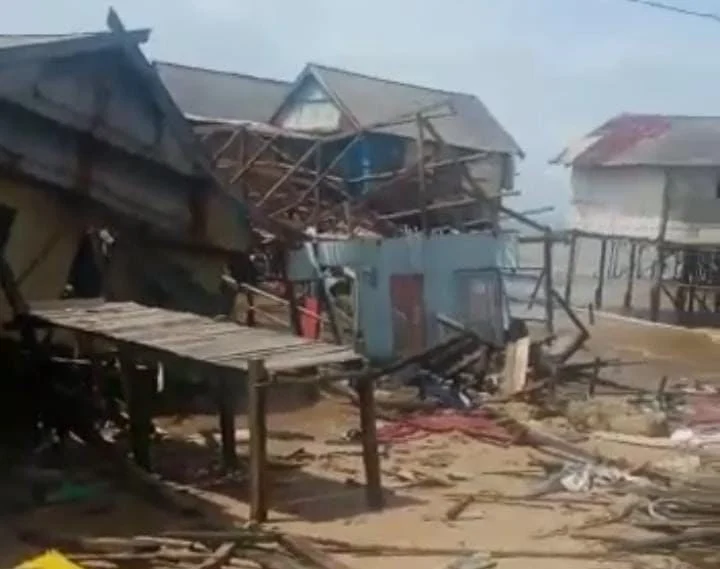 Diterjang Ombak Besar, Tiga Rumah Warga di Balikpapan Ambruk