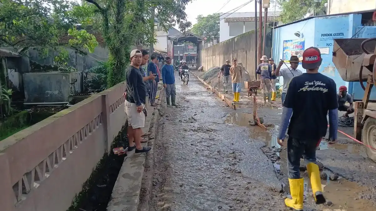 Fenomena Warga Patungan Perbaiki Jalan Rusak: Masyarakat Transportasi Indonesia Soroti Pemerintah Tidak Boleh Abai