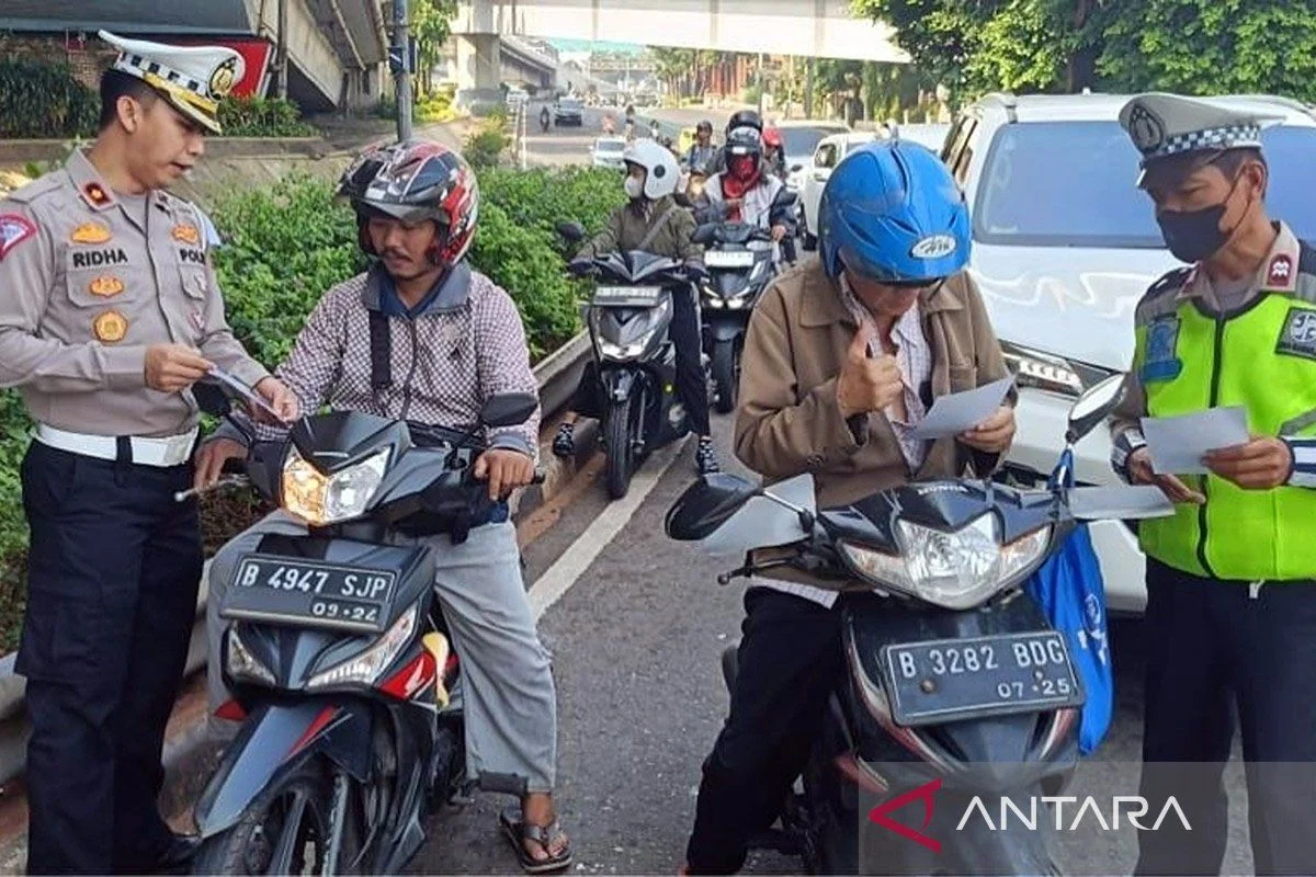 Geger Lalu Lintas Jakarta Selatan: Demo Mahasiswa, Razia Polisi, dan Layanan SIM Keliling