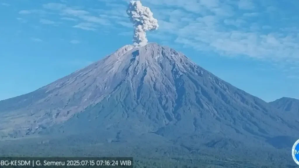 Gunung Semeru Erupsi 1 Kilometer: Waspada Letupan Sekunder di Area Tambang
