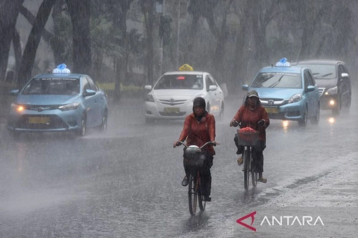 Hujan Berkepanjangan Hancurkan Jalan di Jawa Timur, Warga Was-was
