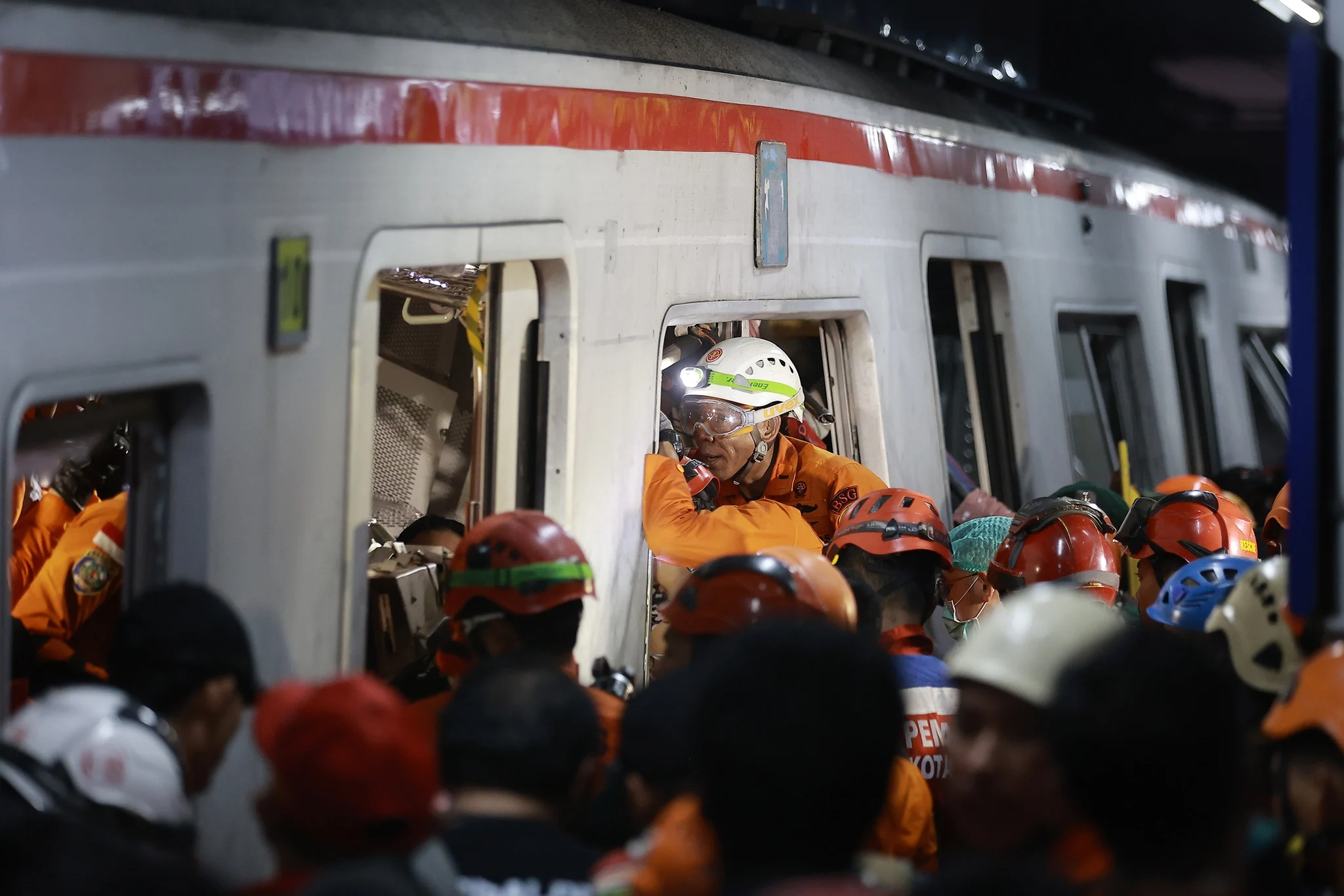 Info Macet Interchange Karawang Barat: Kecelakaan Beruntun hingga Insiden Kabel Kereta Api