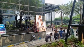 Kaca Gedung SCBD Pecah Ditabrak Mobil, Polisi Selidiki Penyebab