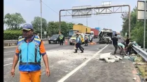 Kecelakaan Beruntun 6 Kendaraan di Tol Bintara: Satu Tewas, Lalu Lintas Macet Parah