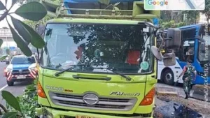 Kecelakaan Truk Tabrak Pembatas Jalan Tol di Gatot Subroto, Lalin Macet