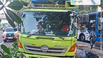 Kecelakaan Truk Tabrak Pembatas Jalan Tol di Gatot Subroto, Lalin Macet