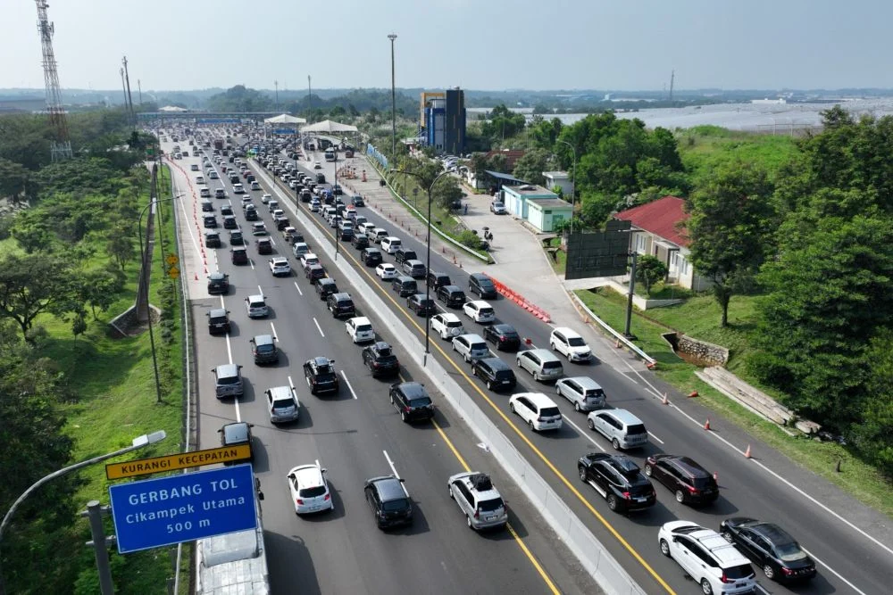 Kemacetan dan Gangguan Lalu Lintas di Tangerang: Kecelakaan Tol Cikampek hingga KRL Terlambat