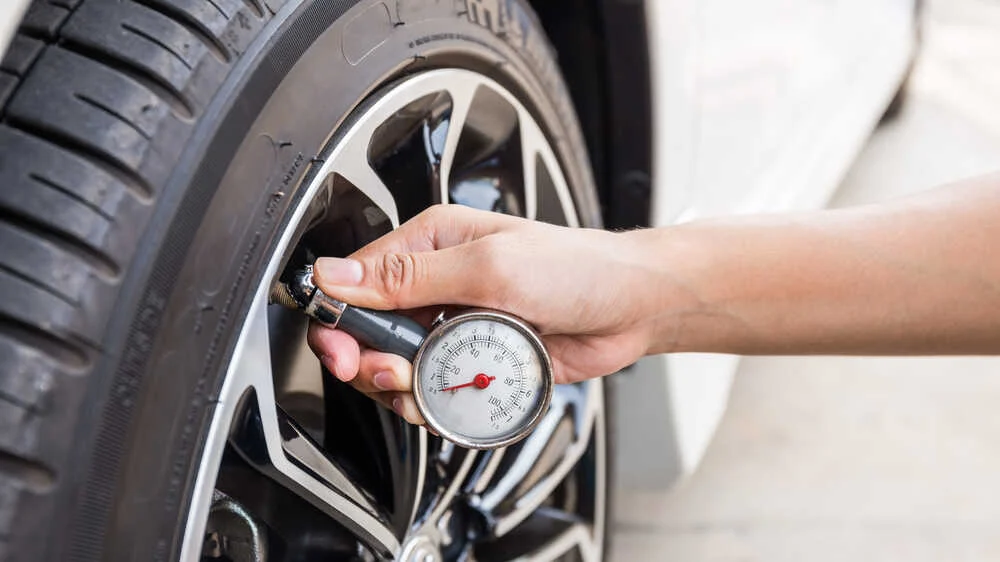 Kendaraan Bermotor Cek Ban: Pentingnya Tekanan Ban