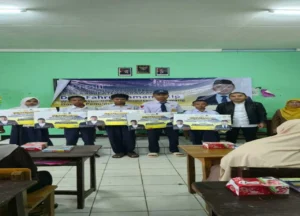 Ketua DPD Nasdem Karawang Salurkan PIP dan 300 Paket Buku Tulis untuk Tingkatkan Motivasi Belajar Siswa