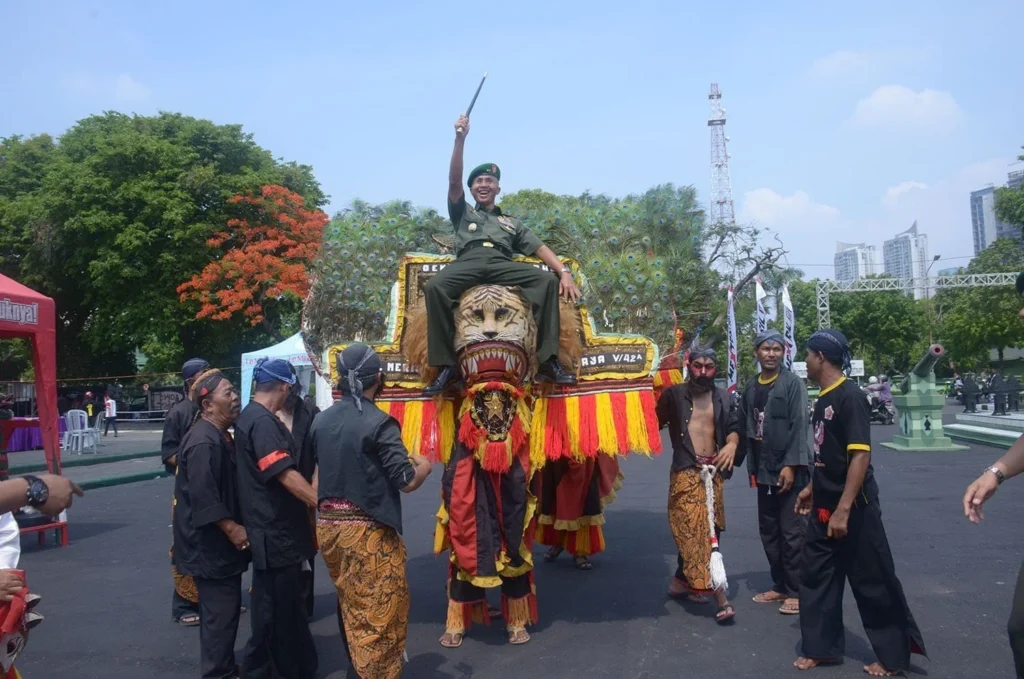 Khofifah dan Pangdam V Brawijaya Resmikan Karnaval Budaya di Alun-Alun Bangkalan
