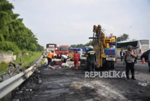 Kondisi Jalan Karawang Hari Ini: Kecelakaan Beruntun Truk di Tol Japek Picu Kemacetan Panjang