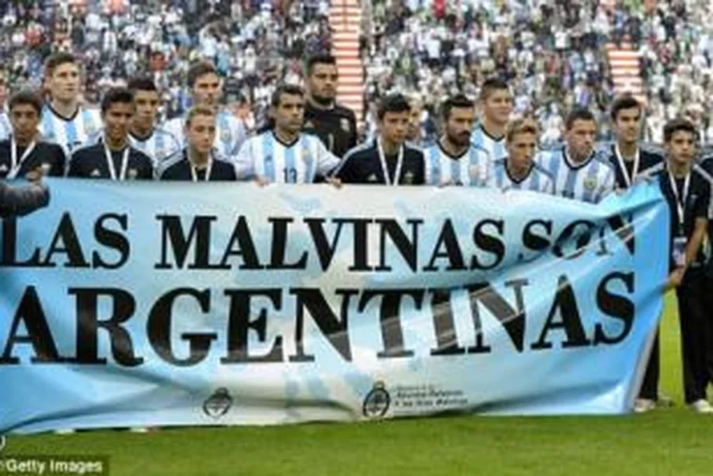 Kontroversi Spanduk Malvinas: Pemain Argentina Angkat Spanduk Malvinas Usai Kalahkan Inggris, Apakah Kena Sanksi FIFA?