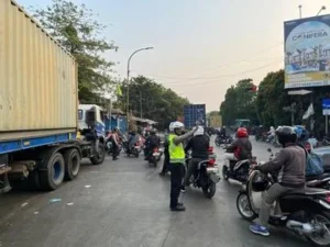 Macet Parah dari Cakung ke Cilincing, Antrean Truk Trailer Jadi Biang Kerok