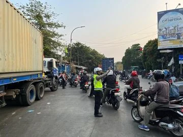 Macet Parah dari Cakung ke Cilincing, Antrean Truk Trailer Jadi Biang Kerok