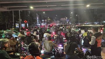 Macet Total di Simpang Mampang Akibat Pembongkaran JPO Tendean, Warga Diimbau Cari Jalur Alternatif