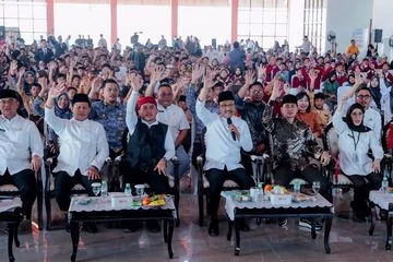 Mensos Gus Ipul Saksikan Ortu Siswa Sekolah Rakyat Pasuruan Ucapkan Ikrar Mandiri