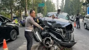 Mobil Isi 7 Penumpang Tabrak Tiang di Dago, Ringsek dan 2 Orang Kabur