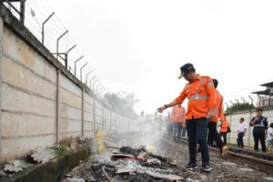 Musim Kemarau, Warga Diimbau Tak Bakar Sampah Dekat Rel Kereta Api
