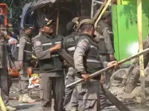 Penertiban Bangunan Liar: Satpol PP Jakbar Bongkar 20 Bangunan di Atas Drainase Cengkareng