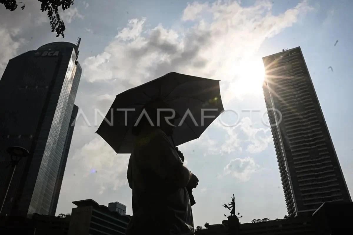 Prakiraan Cuaca Jakarta: Cerah Berawan Sepanjang Hari, Suhu Mencapai 34 Derajat Celsius