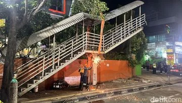 Progres Pembongkaran JPO Tendean Ditarget Tuntas Malam Ini, Jalan Masih Ditutup