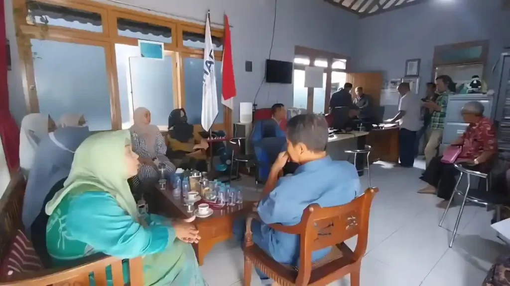 Ratusan Pensiunan Demo Kasus Penipuan Bank Mandiri Taspen, Manajemen Angkat Bicara