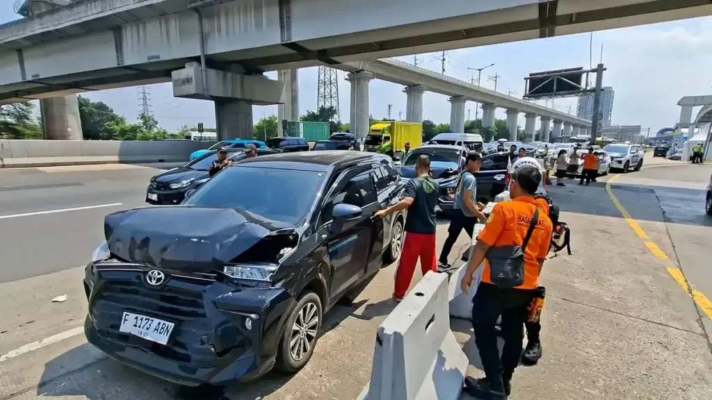 Tabrakan Beruntun di Tol Japek: Kemacetan Parah di Jalur Arteri Karawang Malam Ini