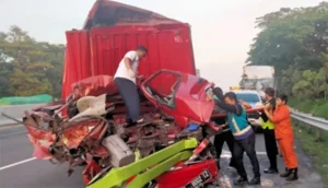 Tabrakan Beruntun Tiga Truk di Tol Japek Karawang: Kemacetan Mengular, Polisi Buru Kendaraan Kabur