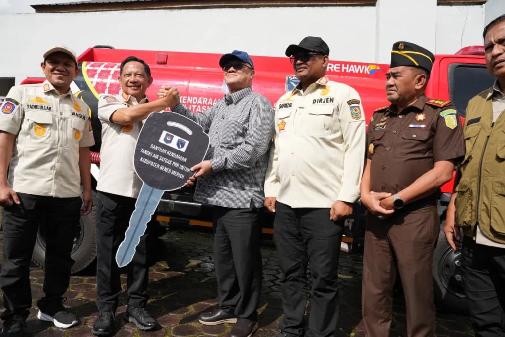 Tingkatkan Kesiapsiagaan, Pemerintah Serahkan Mobil Pemadam untuk Layanan Kebencanaan di Aceh