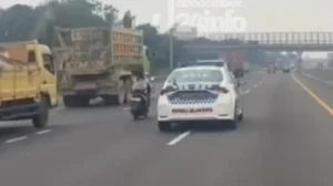 Viral! Pemotor Perempuan Masuk Tol Japek Akibat Salah Baca Google Maps, Dishub Karawang Targetkan Rp1 Miliar dari Retribusi Parkir